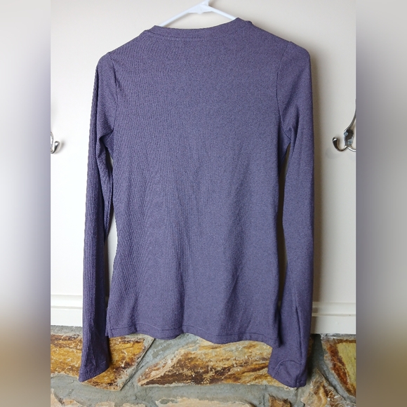 ATHLETA Uptempo Ribbed Vneck Stretchy Long Sleeve Purple Henley Top Extra Small - Picture 8 of 9